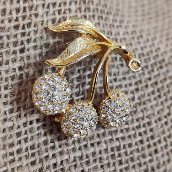 Vintage Dazzling Cherry Bunch Brooch - Picture 14 of 16